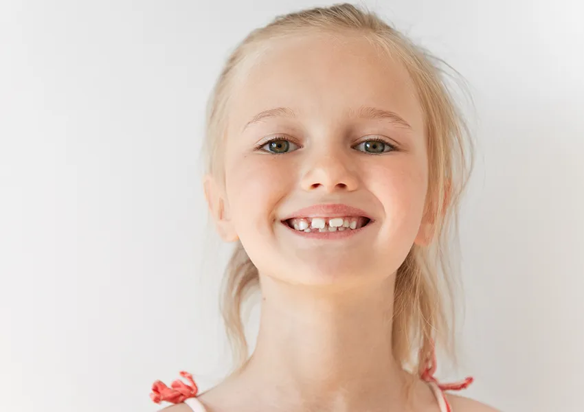 Süt Dişi Düşmeden Arkadan Daimi Diş Geldi: Süt Dişi Çektirilmeli mi?